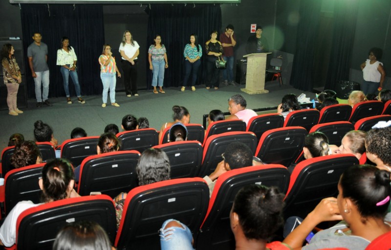 Oficina de xadrez e sessão de cinema são oferecidas no bairro Boa